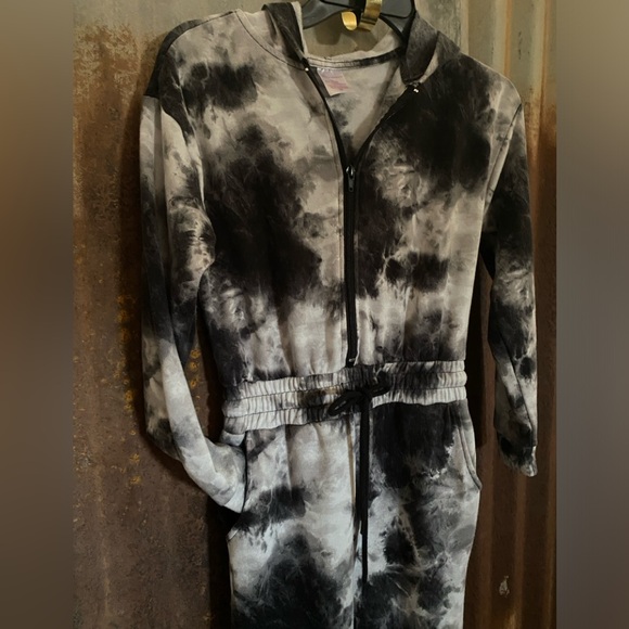 No Boundaries Black and White Hooded Onesie Xs (1) - Picture 3 of 6